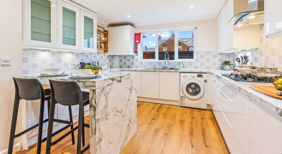 SPACIOUS LAYOUT WITH BREAKFAST BAR SEATING