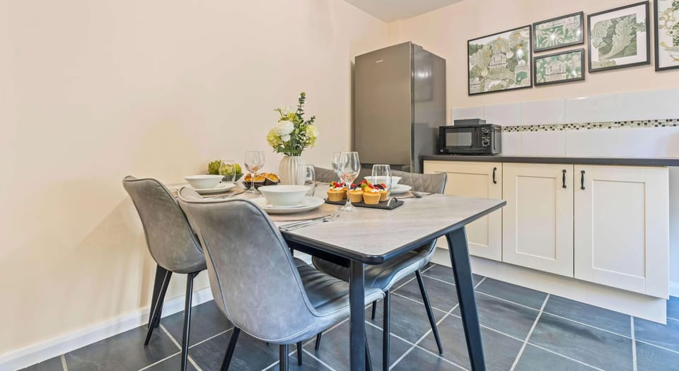 OPEN PLAN KITCHEN AND DINING AREA