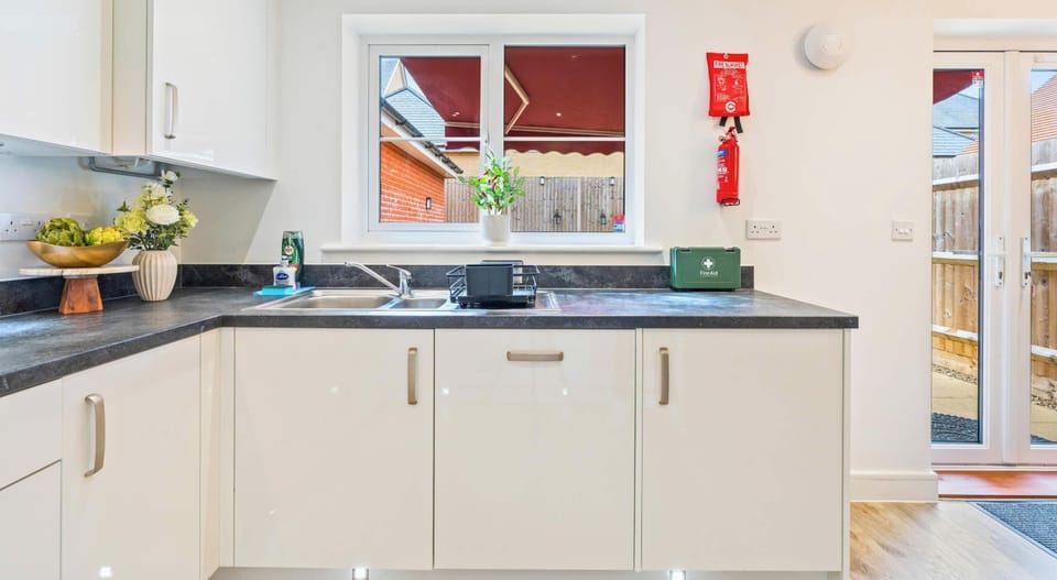 BRIGHT AND SPACIOUS KITCHEN
