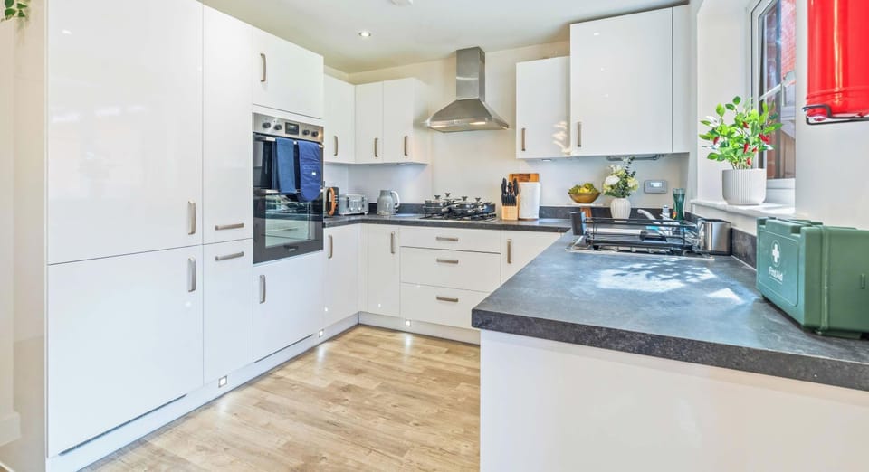 FULLY EQUIPPED KITCHEN FOR YOUR HOME COOKED MEALS