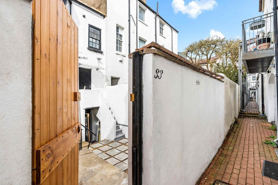 Location image of entering the property 
