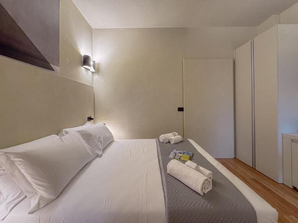 Signature Double Room | In-room safe, desk, free WiFi, bed sheets