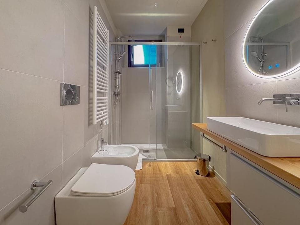Signature Double Room | Bathroom | Shower, rainfall showerhead, hair dryer, bidet