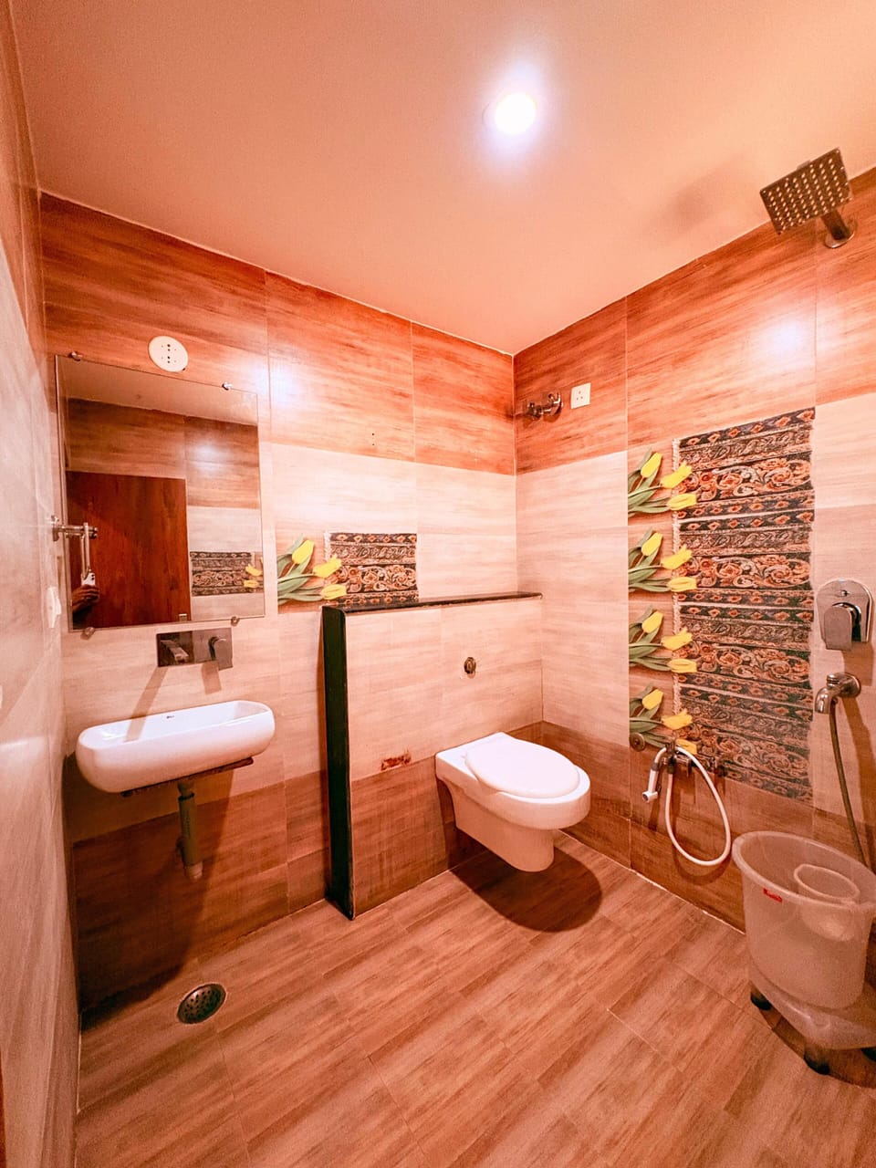 Deluxe Double Room, City View | Bathroom | Free toiletries, towels, soap, shampoo