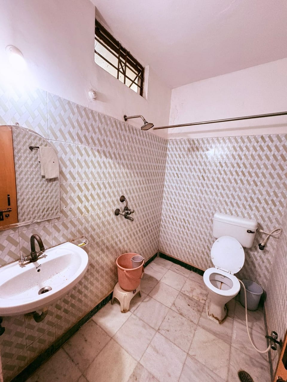 Shower, free toiletries, towels