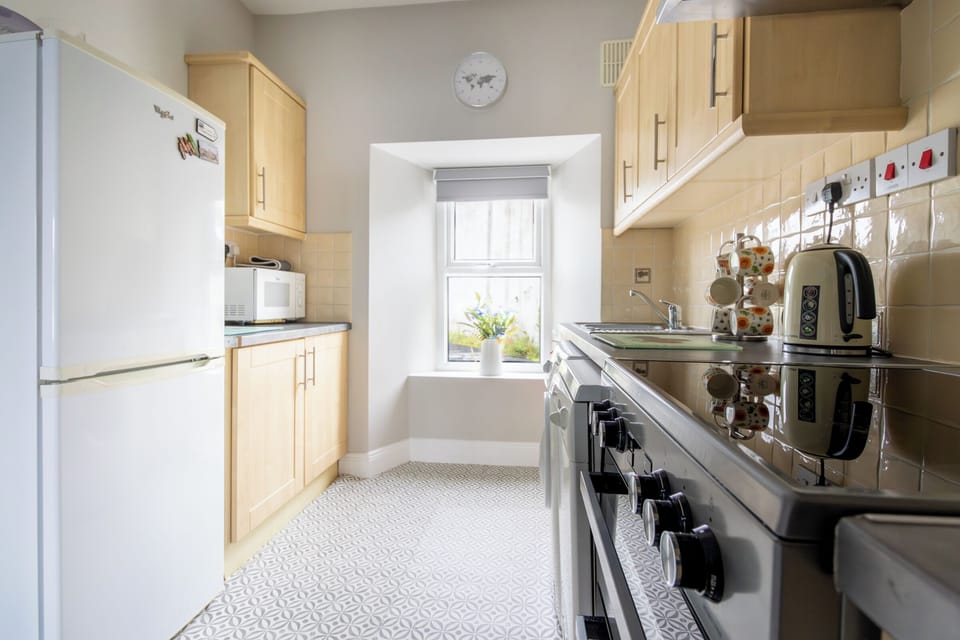 City Apartment, 2 Bedrooms, Patio, City View | Private kitchen | Highchair