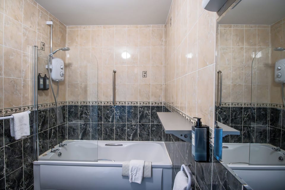 City Apartment, 2 Bedrooms, Patio, City View | Bathroom