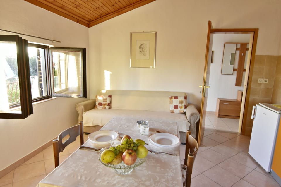 Apartment, 1 Bedroom, Smoking, Patio | Living room