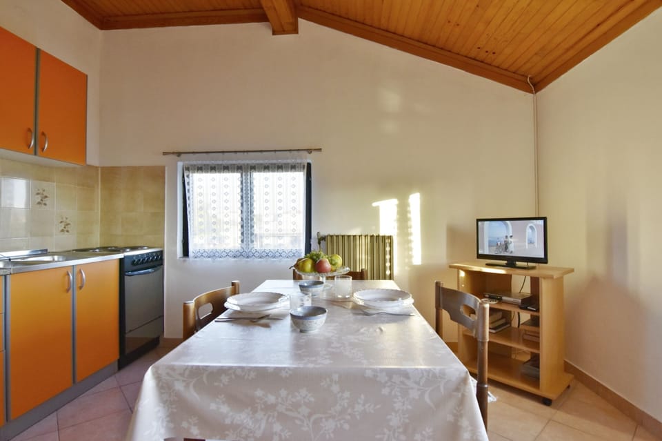 Apartment, 1 Bedroom, Smoking, Patio | Dining room