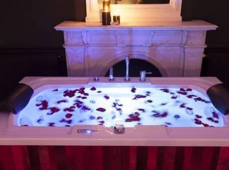 Suite Sensuelle | Bathroom