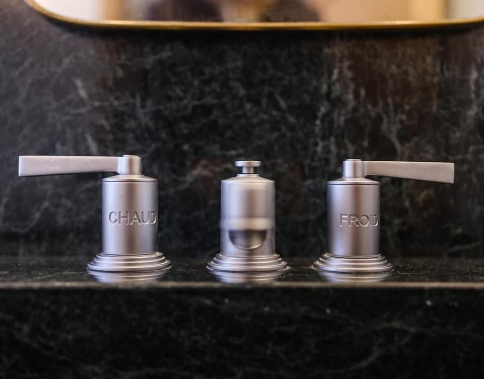 Classic Single Room, 1 Large Twin Bed, Roll-in Shower, Non Smoking | Bathroom amenities | Shower, hair dryer, slippers, bidet