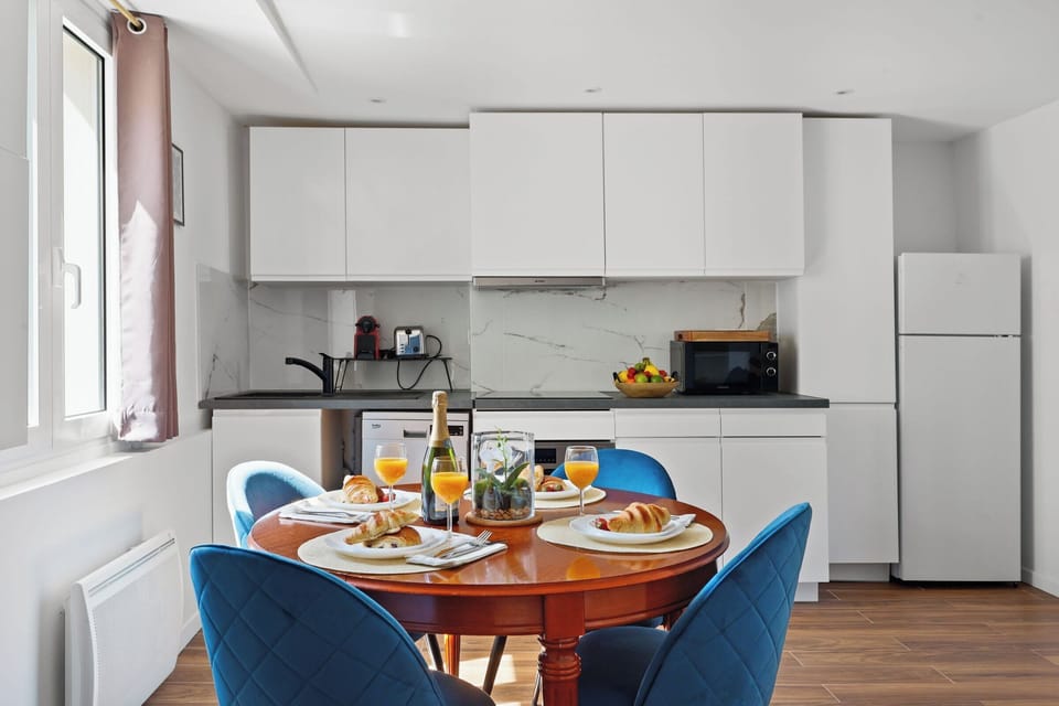 The kitchen and dining area