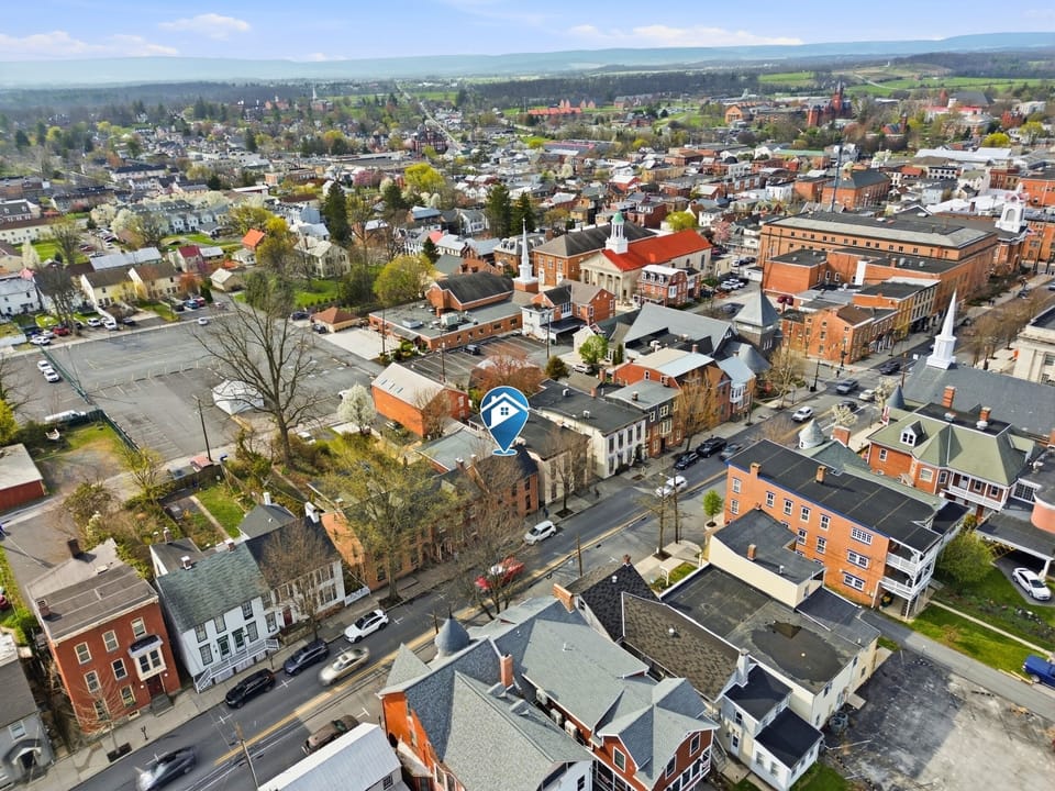 That pin is your front door — right in the middle of everything Gettysburg has to offer. The square, the shops, the battlefield, and Steinwehr Avenue are all within a short walk.