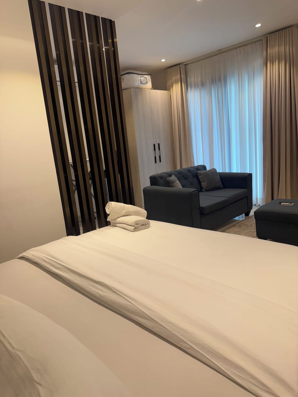 Studio Suite, 1 King Bed | Laptop workspace, soundproofing, WiFi (free)