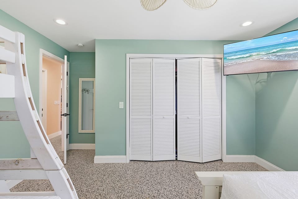 Queen Bed+ Twin/Double Bunkbed