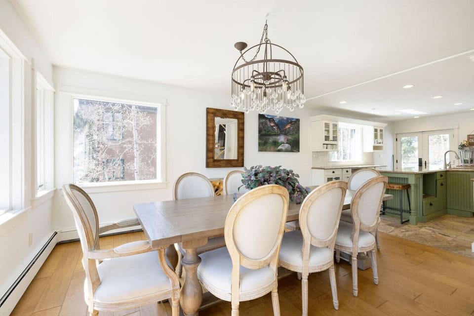 Open Concept Living Area with Dining for up to 6