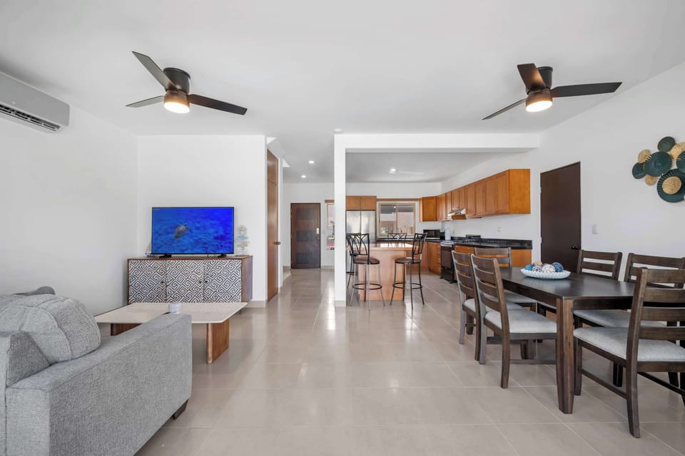 House, Multiple Beds, Pool Access, Partial Ocean View (Farallones 426) | Interior