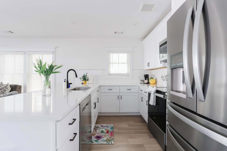 Whether you're cooking a family dinner or enjoying a quick breakfast, this well-appointed kitchen makes meal preparation effortless
