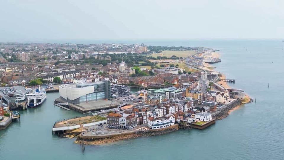 Iconic views of the Spinnaker Tower and vibrant Portsmouth Harbour, just moments away. Explore waterfront restaurants, designer shopping at Gunwharf Quays, historic dockyard attractions, and scenic marina walks right on your doorstep.