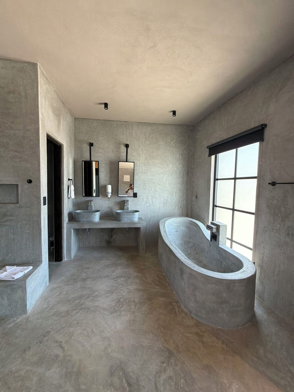 Family Suite | Bathroom | Separate tub and shower, towels, soap, shampoo