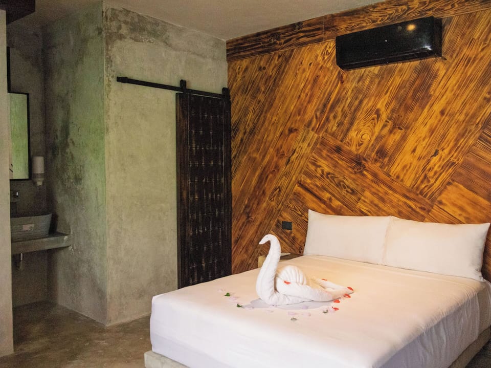 Deluxe Room, 1 Queen Bed | Blackout drapes, WiFi (free), bed sheets