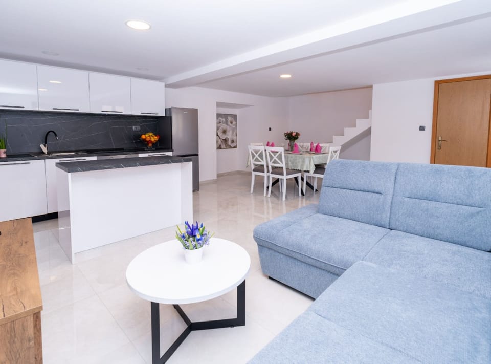 House (Holiday Home Rosalia) | Living room | 32-inch flat-screen TV with satellite channels