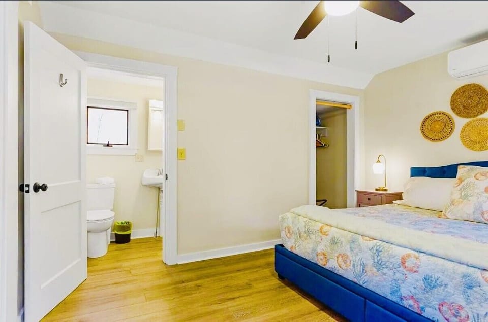 King Bedroom 👑🛌 On Suite Bath 🛀