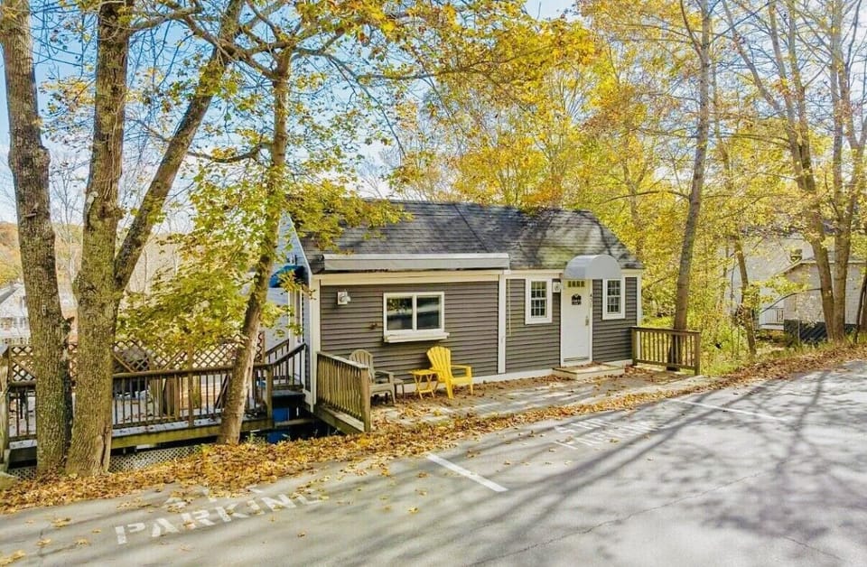 Our "Acorn" 🐿️
Cozy Sweet King 
1-Bdrm 🛌🛁