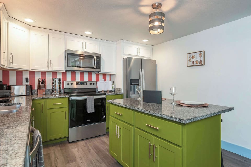 Gourmet-Ready – A fully stocked kitchen with top-tier appliances and plenty of cabinet space to store all your essentials.