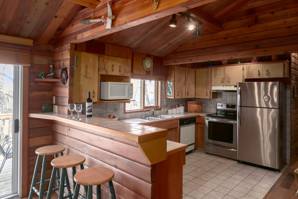 House, 3 Bedrooms, 2 Bathrooms | Private kitchen | Coffee/tea maker, fridge, cookware/dishes/utensils