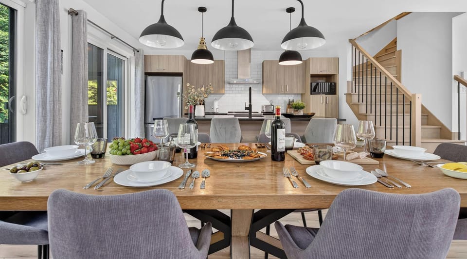 "Je recommande ce petit écrin de verdure paisible alliant modernité et charme!! L'effet "whaouuu" des photos qui avait retenu notre attention s'est confirmé dès que nous avons passé le pas de la porte !!" Anne Sophie (9 ans sur Airbnb)