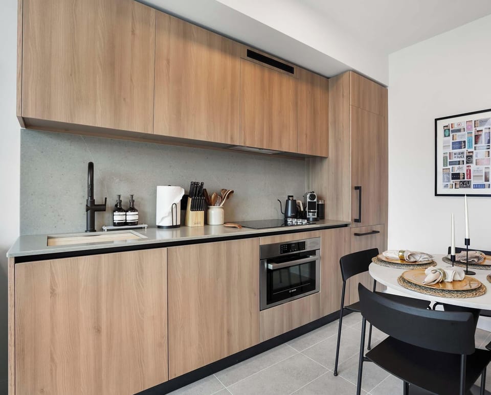 Fully equipped kitchen with dining table