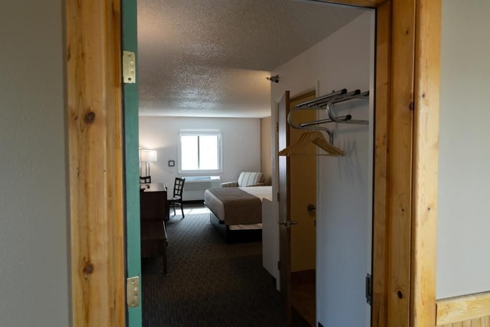 Deluxe Room, Roll-in Shower | Interior