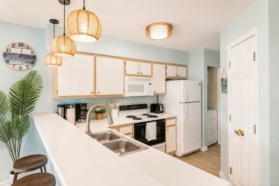 Cook, snack, and gather with ease in this bright coastal kitchen, fully equipped for everything from quick breakfasts before the beach to relaxed family dinners after a day exploring Myrtle Beach.