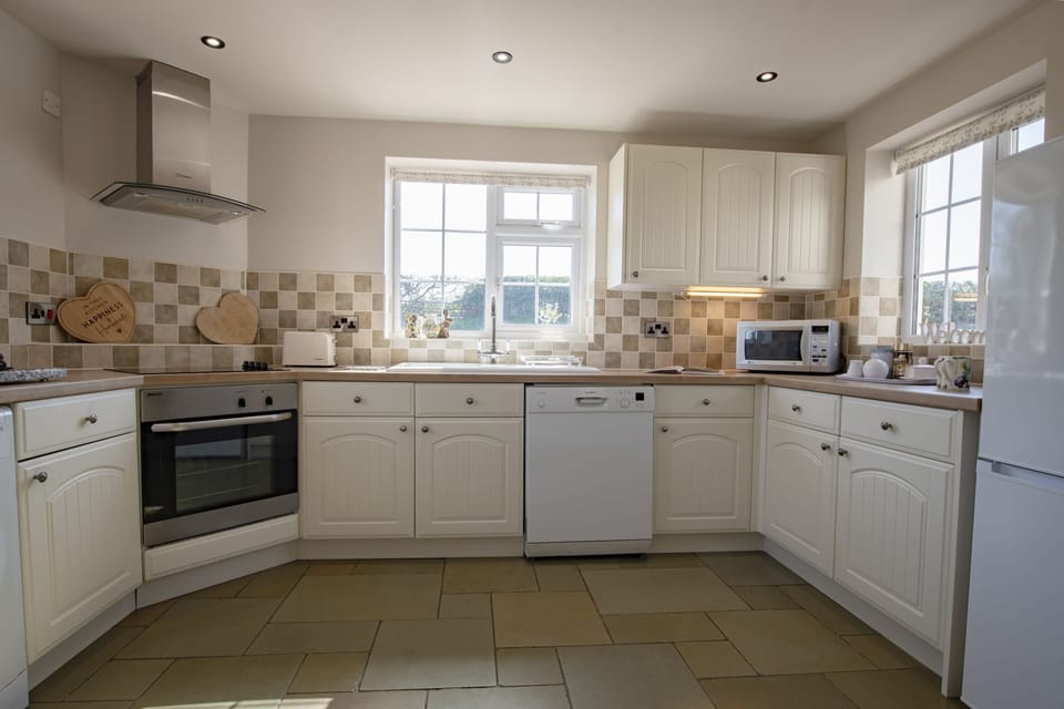 Ground floor: Well-equipped kitchen