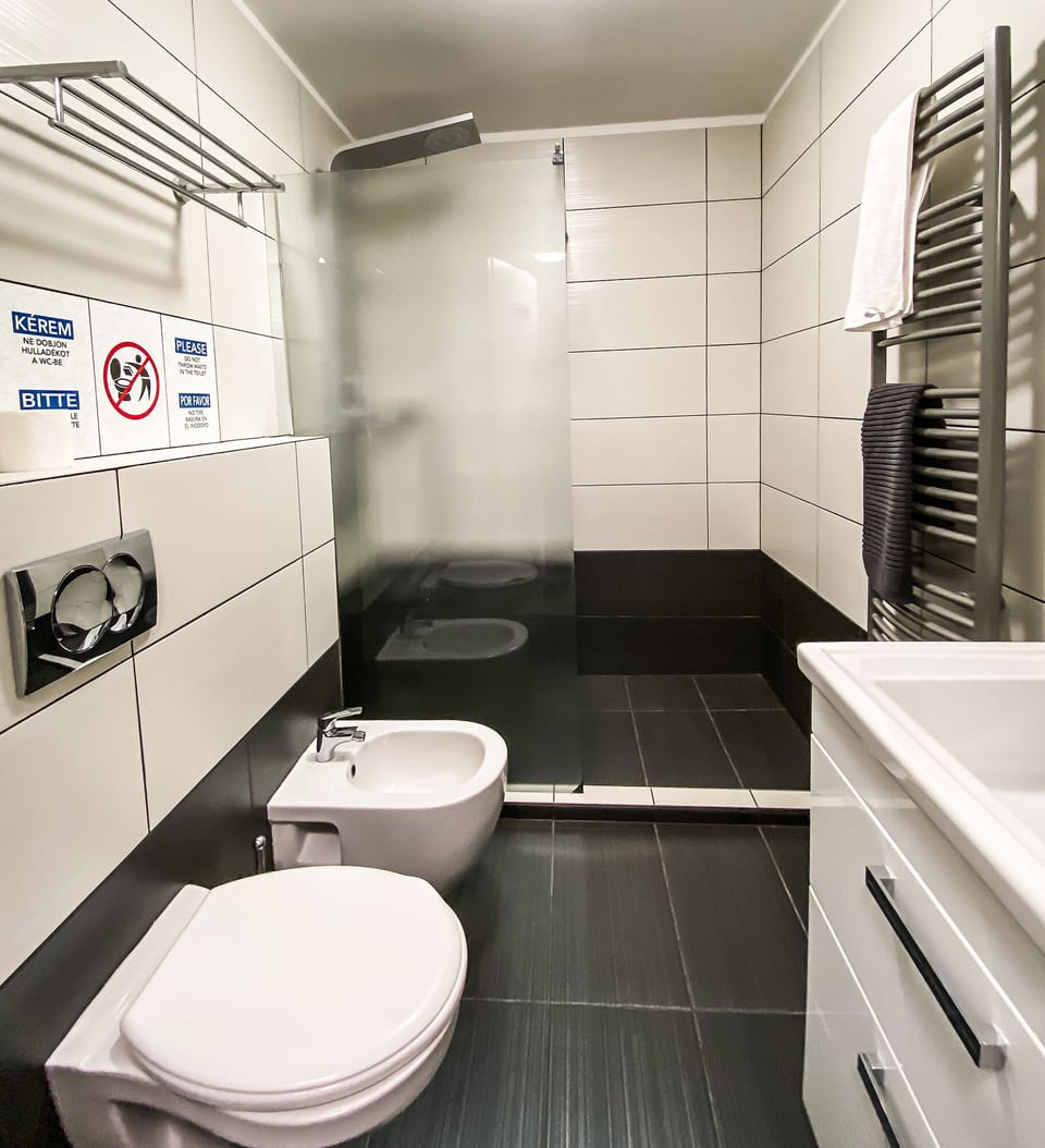 Comfort Double Room | In-room safe, blackout drapes, WiFi (free)