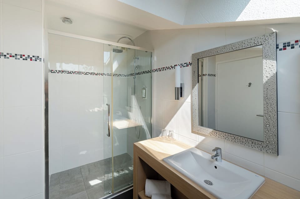 Shower, free toiletries, hair dryer, towels