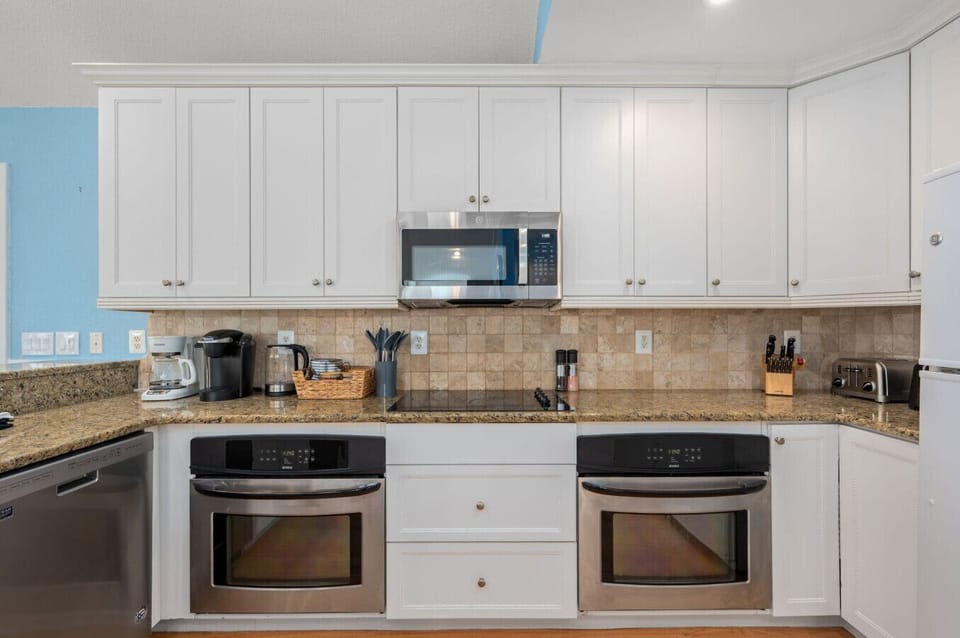 Heron Landing a coastal retreat inside Corolla Light Resort, sleeps up to 16 guests with private pool and hot tub: Managed by Rather Be Properties