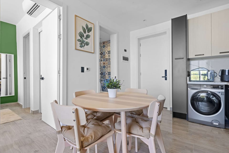 Apartment, 1 King Bed with Sofa bed, Pool Access (The Towers F210) | Dining