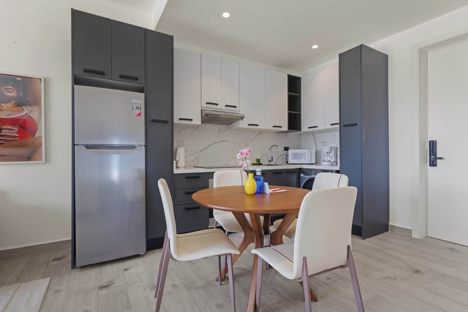 Apartment, 1 Queen Bed with Sofa bed, Patio, Pool View (The Towers F208) | Private kitchen