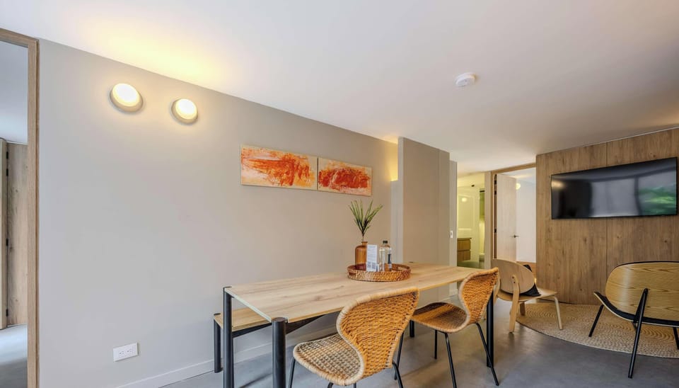 Apartment, 2 Queen Beds, Patio, City View (Gardens B103) | Dining