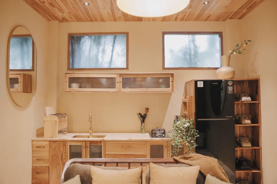 Deluxe Apartment | Private kitchen | Mini-fridge, stovetop, cookware/dishes/utensils