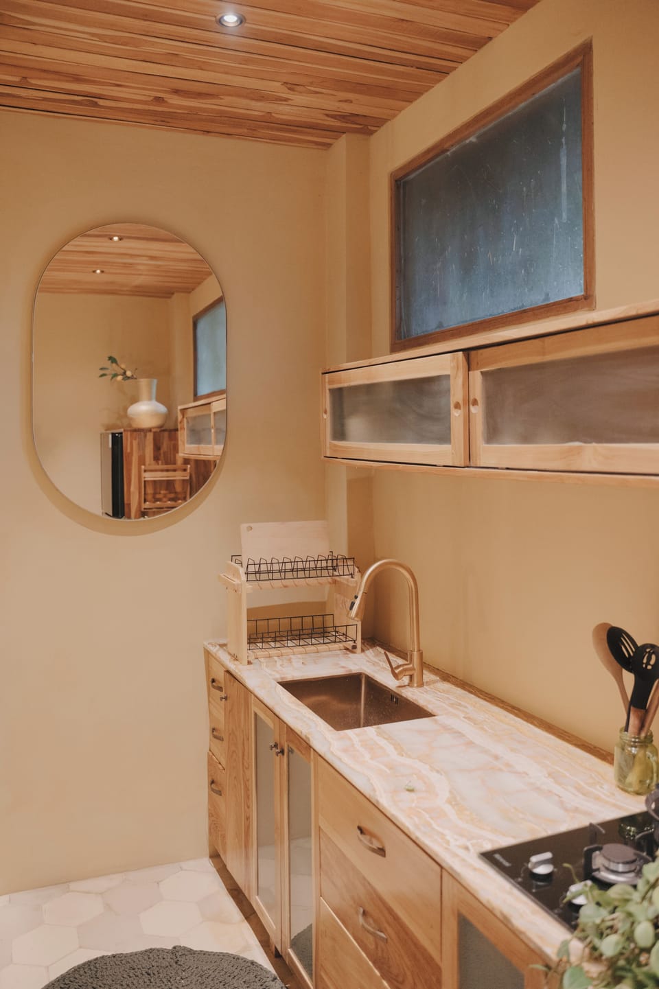 Deluxe Apartment | Private kitchen | Mini-fridge, stovetop, cookware/dishes/utensils