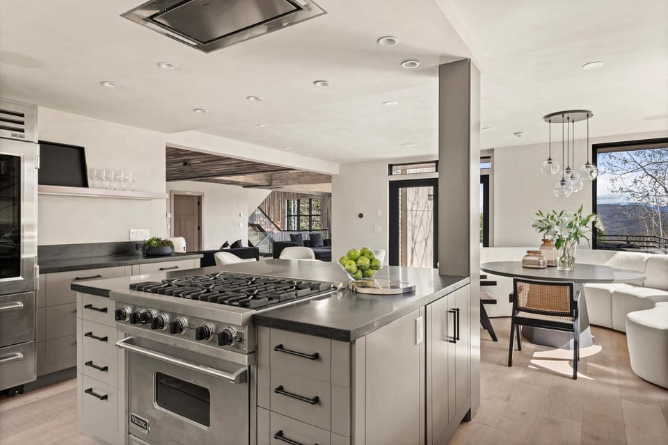 House (6 Bedrooms) | Interior