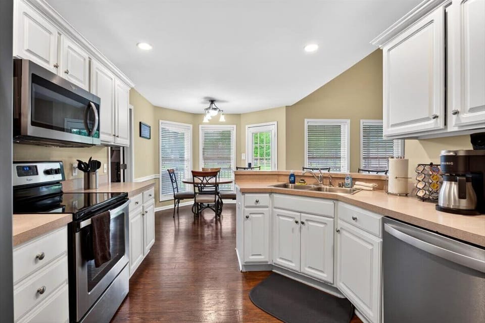 Kitchen: A bright and functional kitchen designed for convenience, perfect for cooking, dining, and enjoying time together.