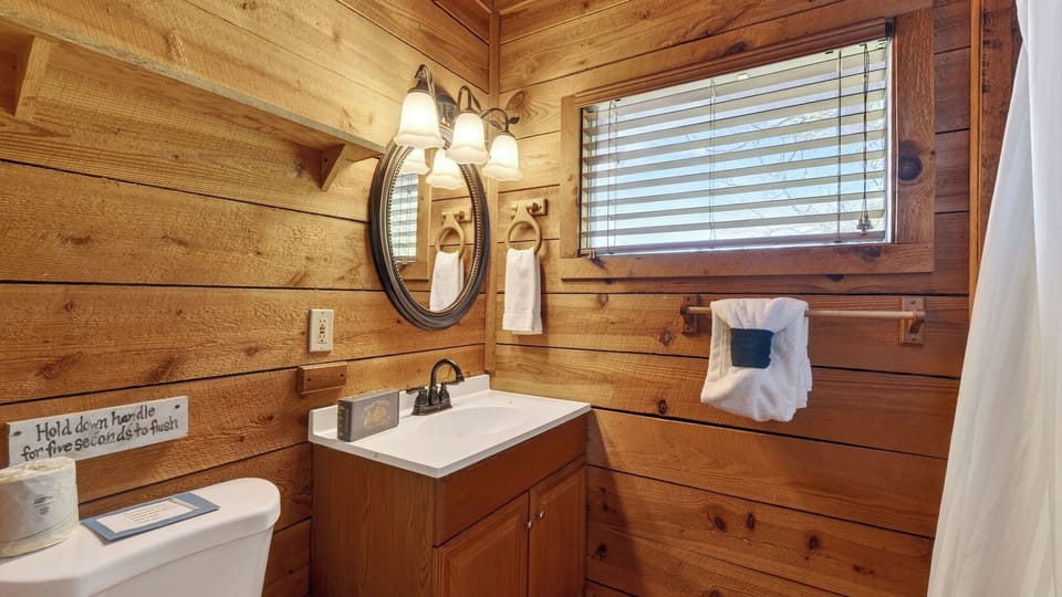 Maggie's Cabin by Avantstay Hot Tub + Fire Pit + Mountain Views + All-wood Cabin Near National Park Cottage in Great Smoky Mountains