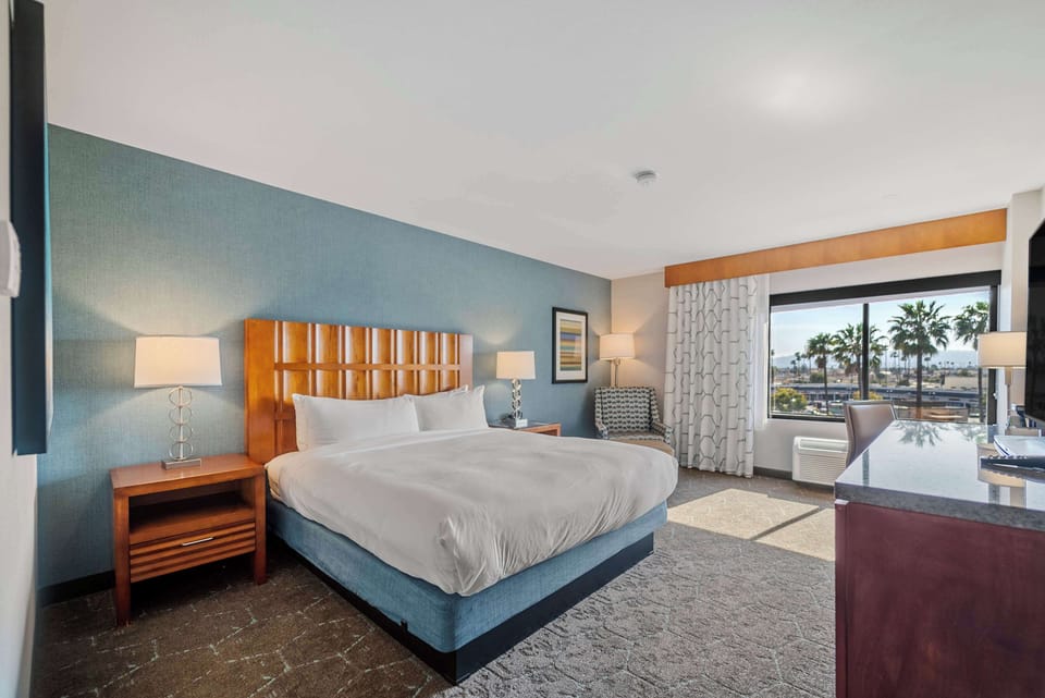 One king bed non smoking | Hypo-allergenic bedding, in-room safe, desk, iron/ironing board