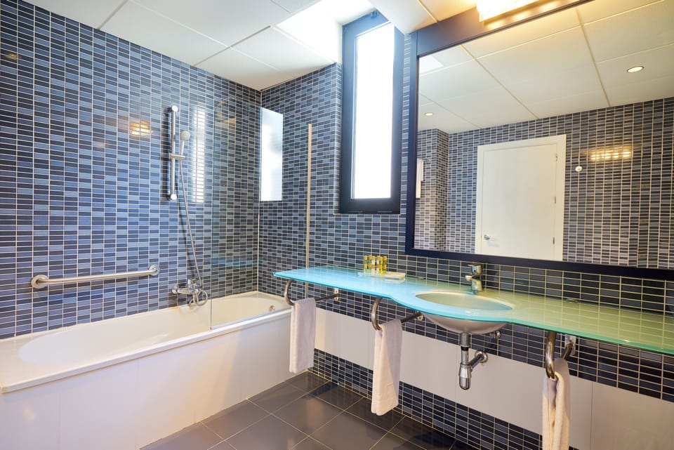 Combined shower/tub, designer toiletries, hair dryer, bidet