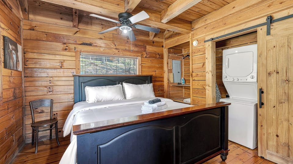 Sónyah's Cabin by Avantstay Hot Tub + Deck + Firepit + Mountain Views Mins to Downtown Cottage in Great Smoky Mountains