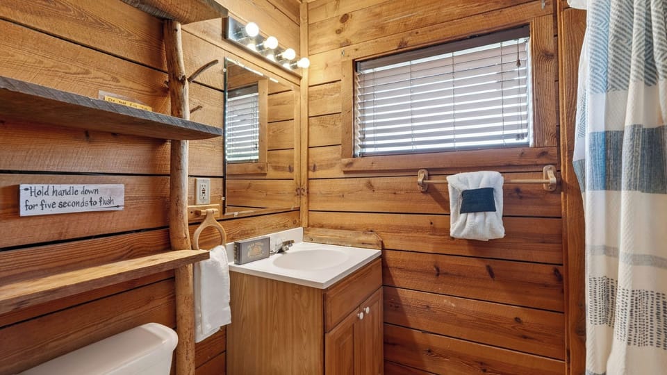 Sónyah's Cabin by Avantstay Hot Tub + Deck + Firepit + Mountain Views Mins to Downtown Cottage in Great Smoky Mountains